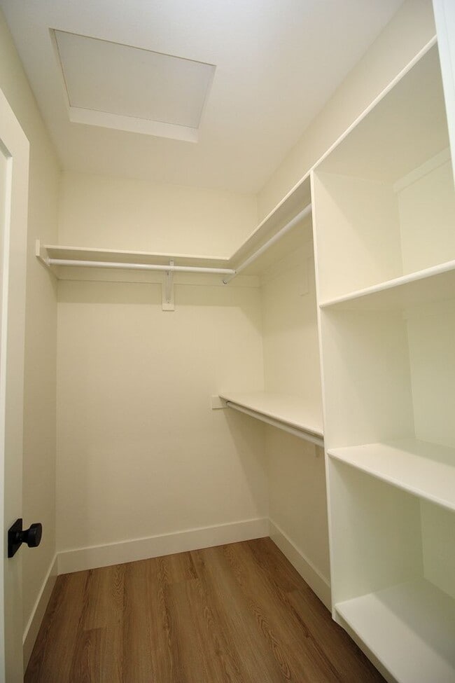 Building Photo - 4660-4660 SW Fairvale Ct