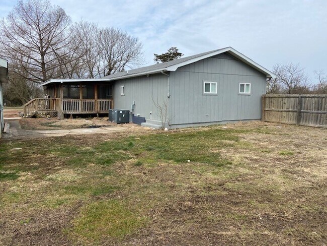 Building Photo - Single-Family Home in Hollister
