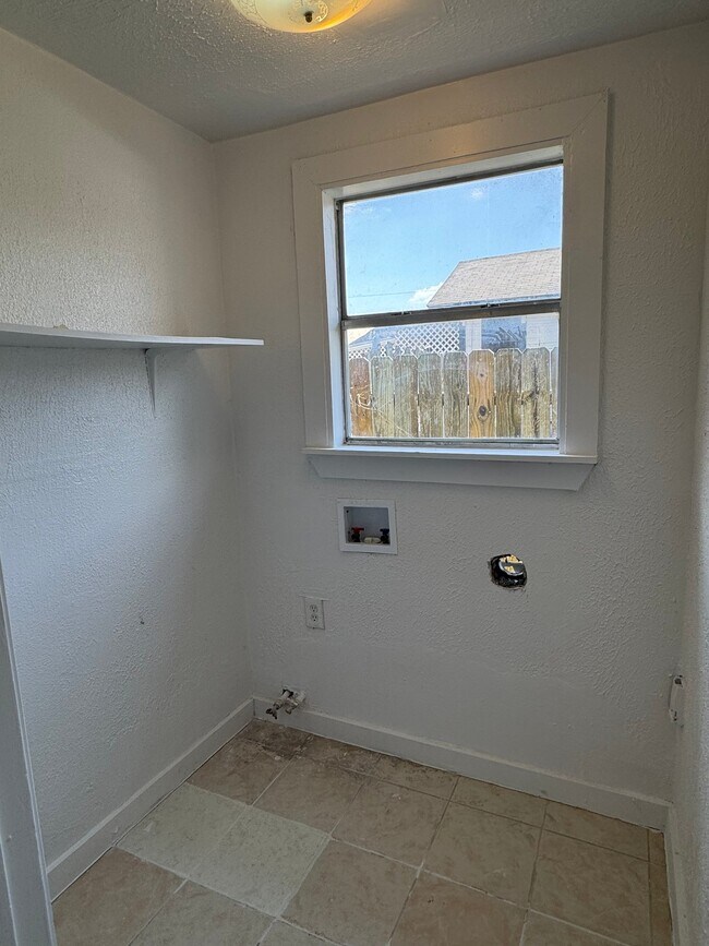 Building Photo - 610 Fenfield Ave