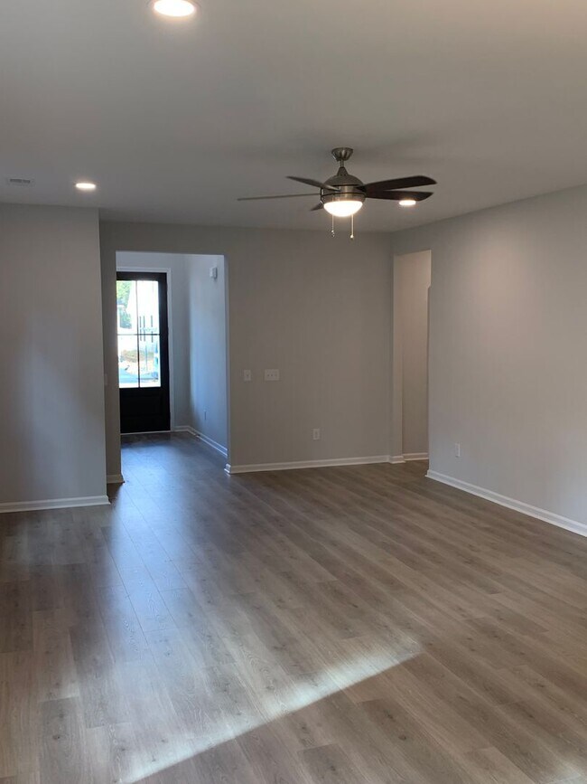 Building Photo - Modern Living in Windsor Hill