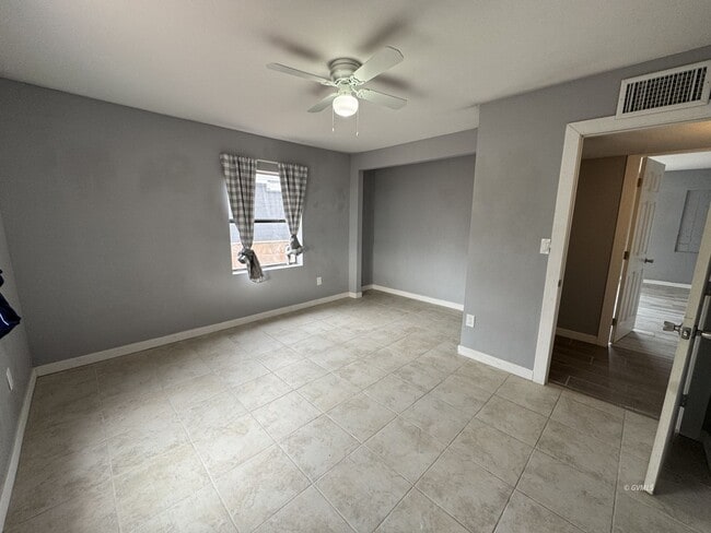 Building Photo - 419 E 7th St