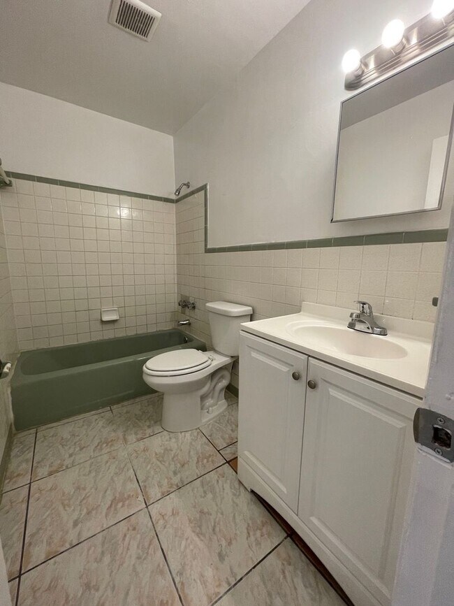 Building Photo - 208 NW 43rd Ct