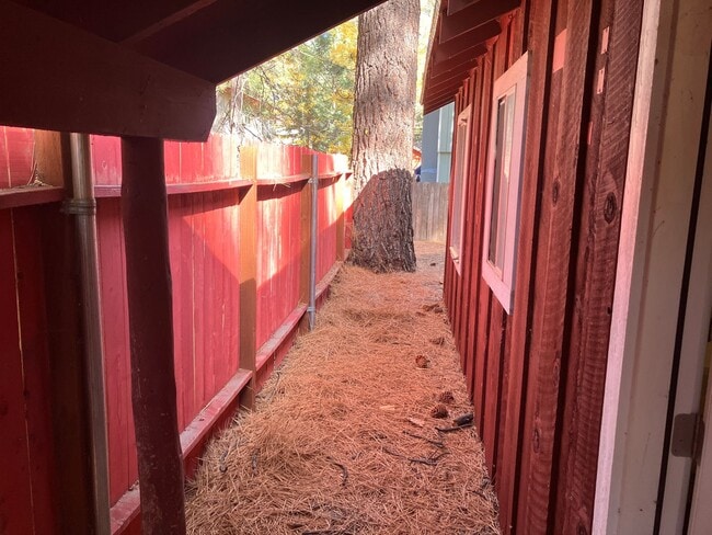 Building Photo - Quiet private one level cabin