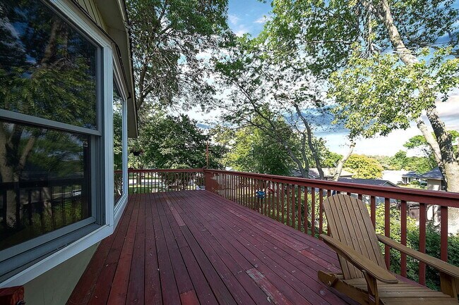 Building Photo - 6960 Fernbrook Ln N