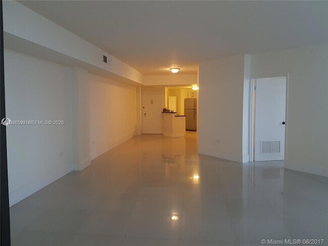 Building Photo - 801 Brickell Bay Dr