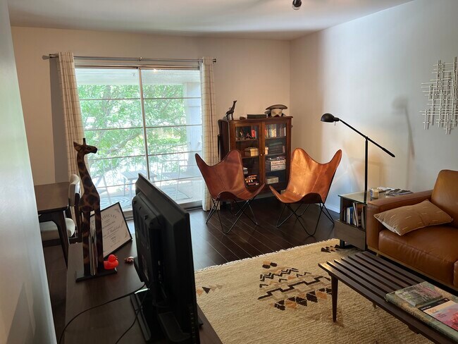 Building Photo - 1870 Fort St