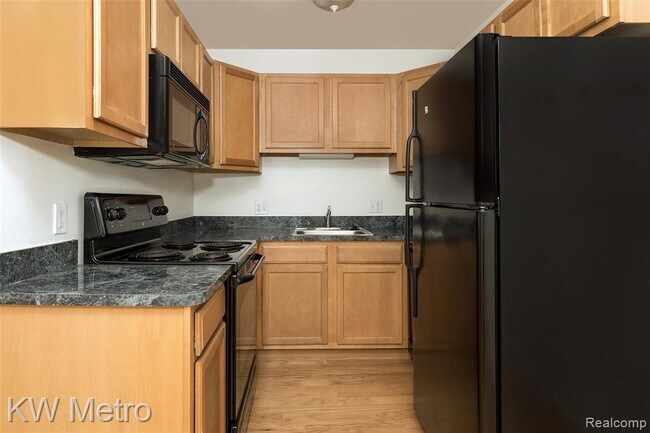 Building Photo - 2425 Torquay Ave