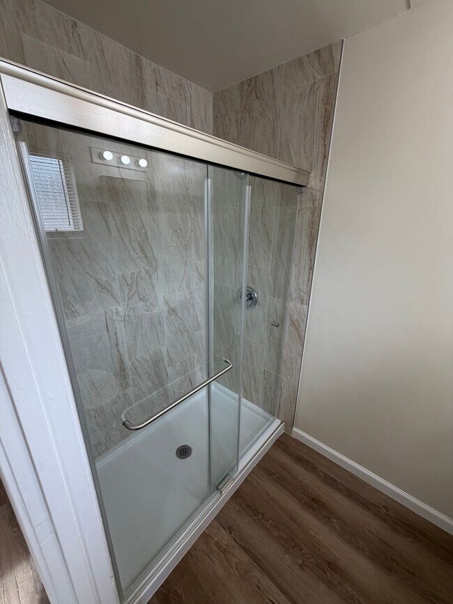 Building Photo - Refreshed Living