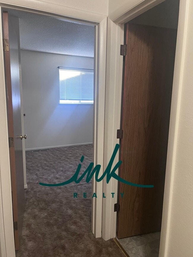 Building Photo - Lovely Gardnerville Townhome