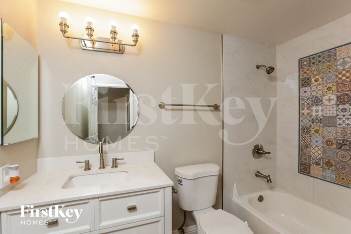 Building Photo - 2109 N Verano Way