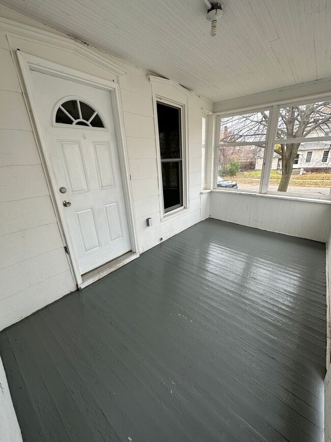Building Photo - Spacious Two-Bedroom Home