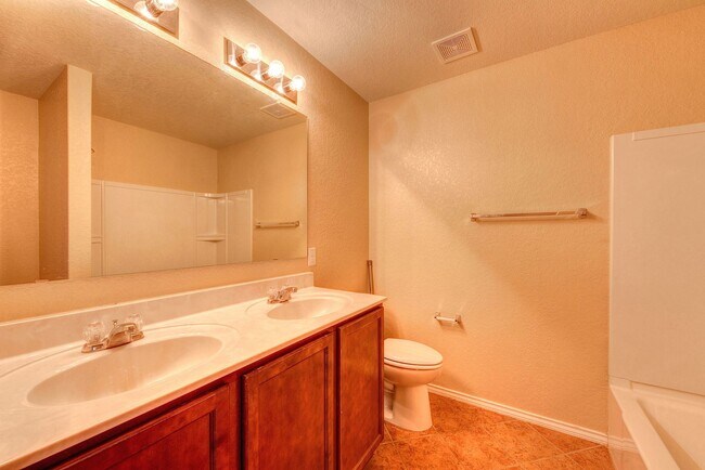 Building Photo - 4 Bedroom/3 Bath Ridge of Silverado Hills Subdivision