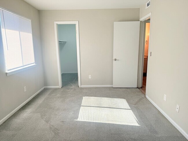 Building Photo - Large 2 bedroom!