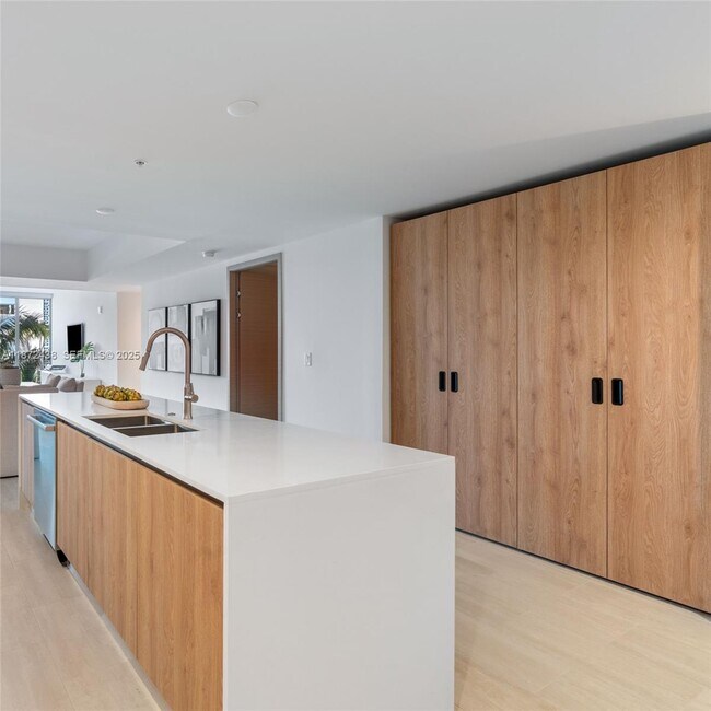 Building Photo - 10281 W Bay Harbor Dr