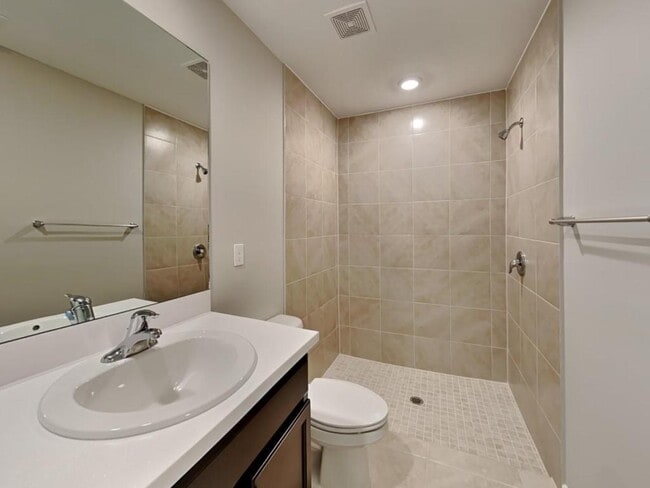Building Photo - 242 SW Oakridge Dr