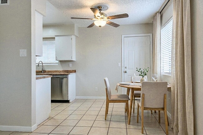 Building Photo - 719 W 1st Ave