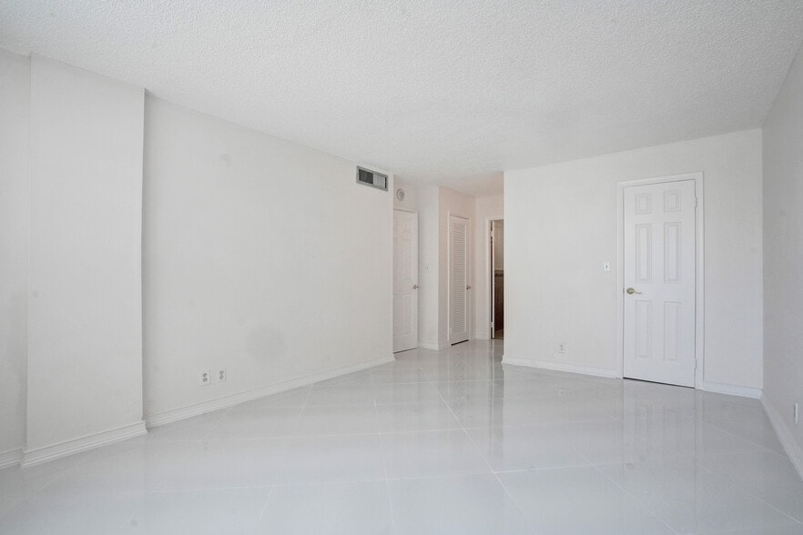 Building Photo - 3113 S Ocean Dr