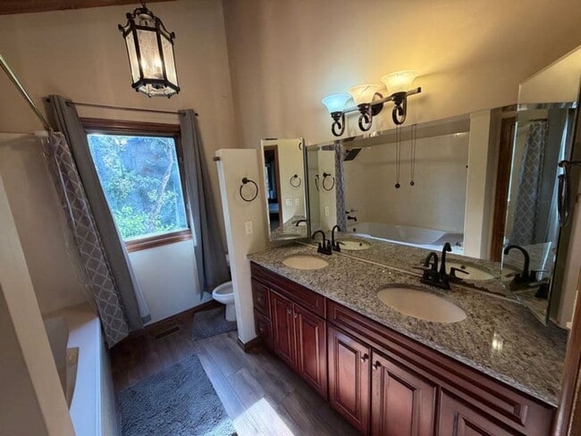 Building Photo - Beautiful Bountiful Home Near Temple & Mueller Park – Prime Location