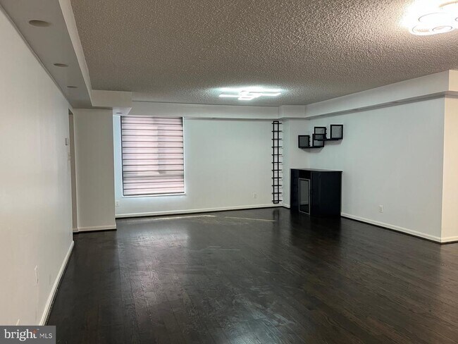 Building Photo - 1800 Old Meadow Rd