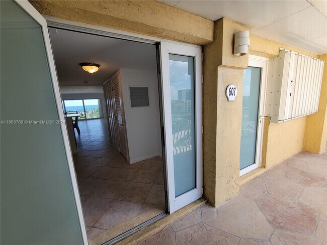 Building Photo - 328 N Ocean Blvd