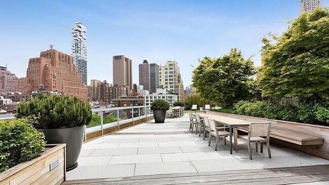 Building Photo - 200 Chambers St