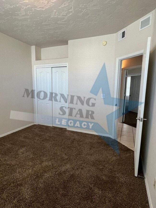 Building Photo - 3 Bedroom Home in Roadrunner Area!