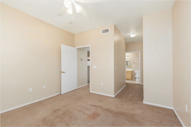 Building Photo - Adorable 1 Bedroom Condo on the First Floor