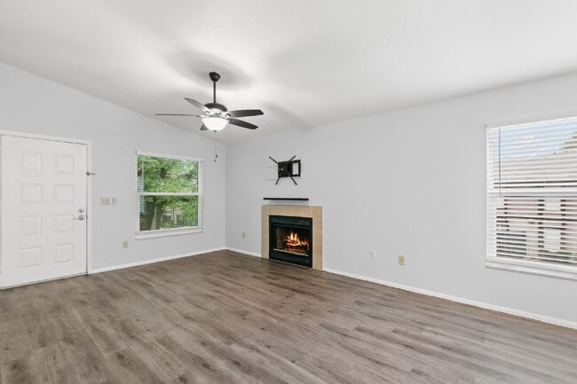 Building Photo - Condo For Rent in North Oaks!
