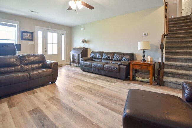 Building Photo - Pet Friendly Five Bedroom!