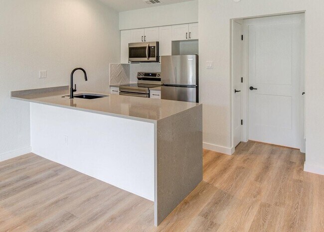 Building Photo - 1215 Hollow Creek Dr