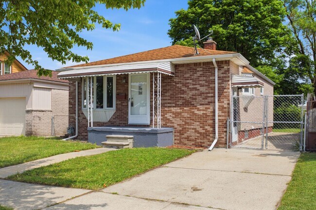 Building Photo - SPECTACULAR 3 BED/1 BATH IN LOVELY LINCOLN PARK! APPLY NOW!