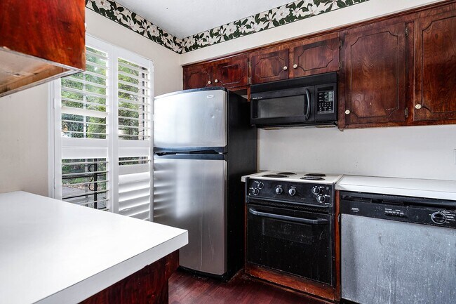 Building Photo - 1609 Mapleton Dr