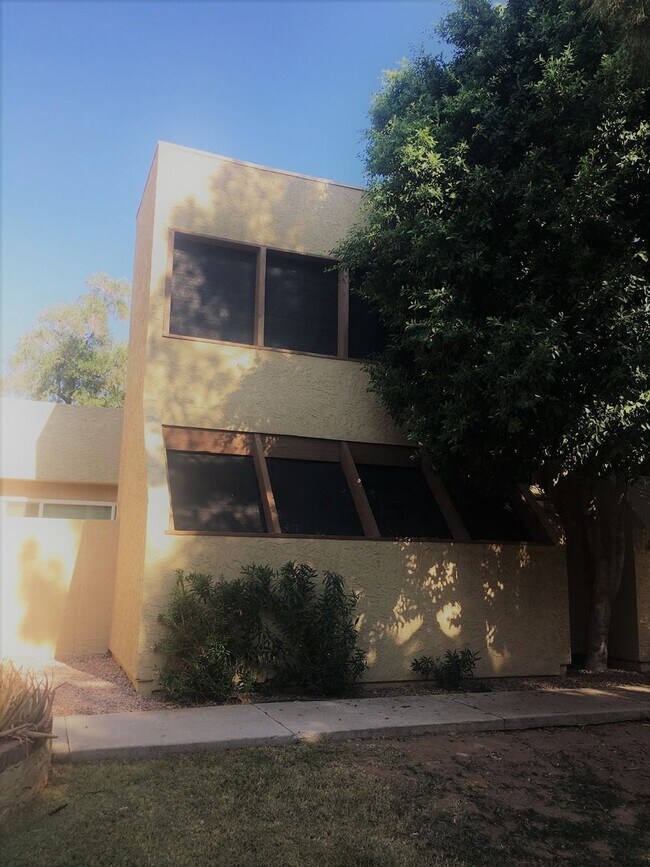 Building Photo - EXCELLENT TOWNHOME IN TEMPE!