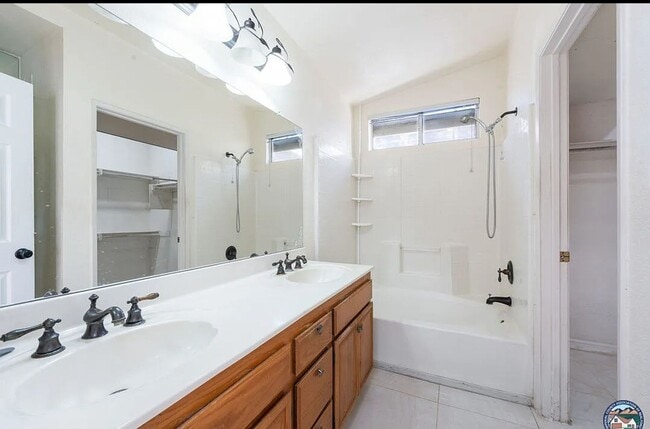 Building Photo - Spacious 5-Bedroom Home with Pool – Perfec...