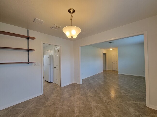 Building Photo - 2115 Forest Oaks Dr
