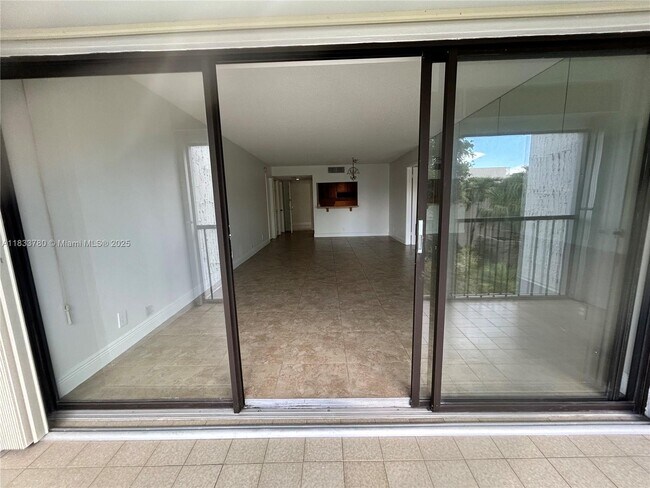 Building Photo - 200 Lakeview Dr