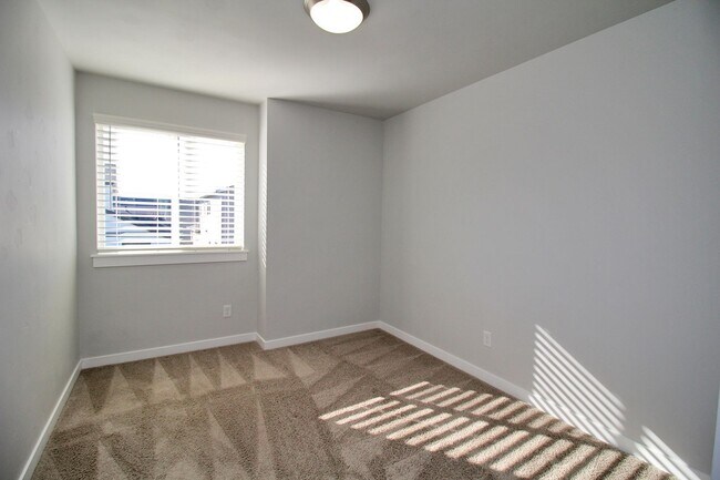 Building Photo - Impeccable 3 Bed/2.5 Bath Townhome located...
