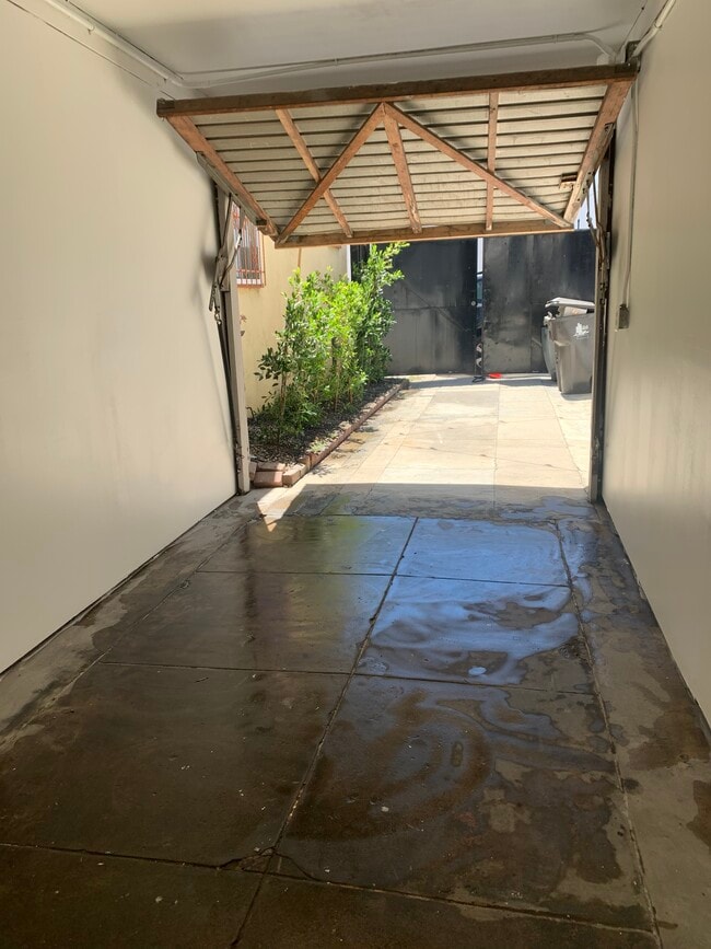 Garage - 1209 E Doidge Ct