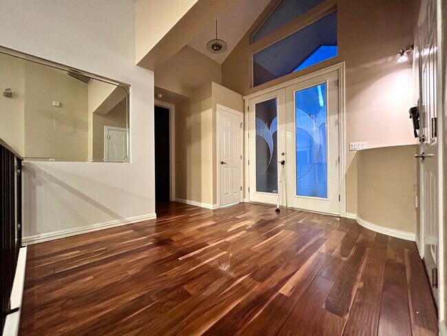 Building Photo - 1001 Pinzon St NW