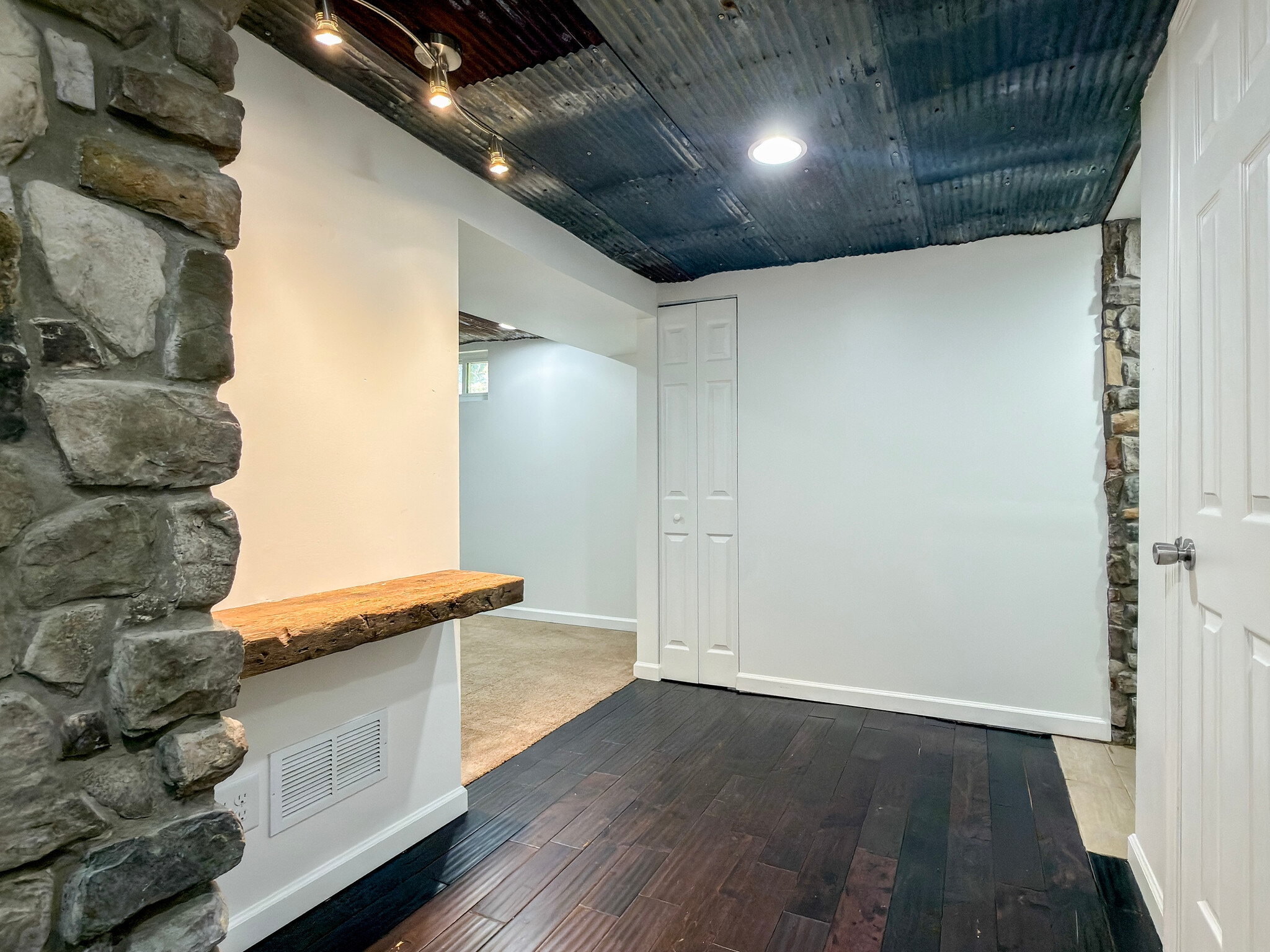 Building Photo - 247 S Reamstown Rd