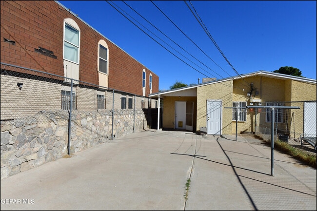 Building Photo - 8933 Kenneth St