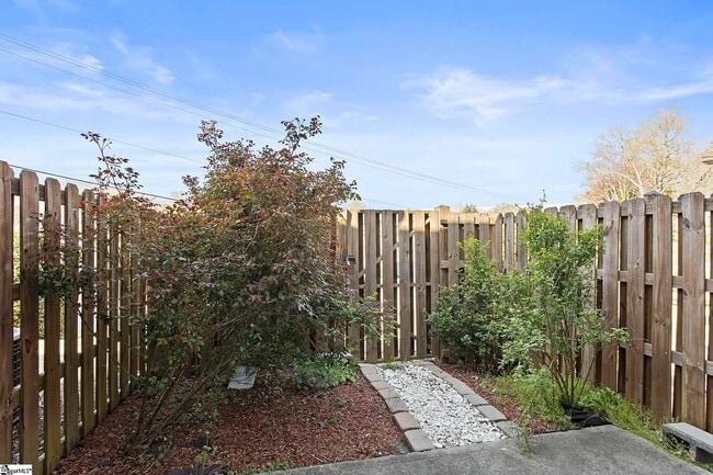 Building Photo - 215 Ashby Dr