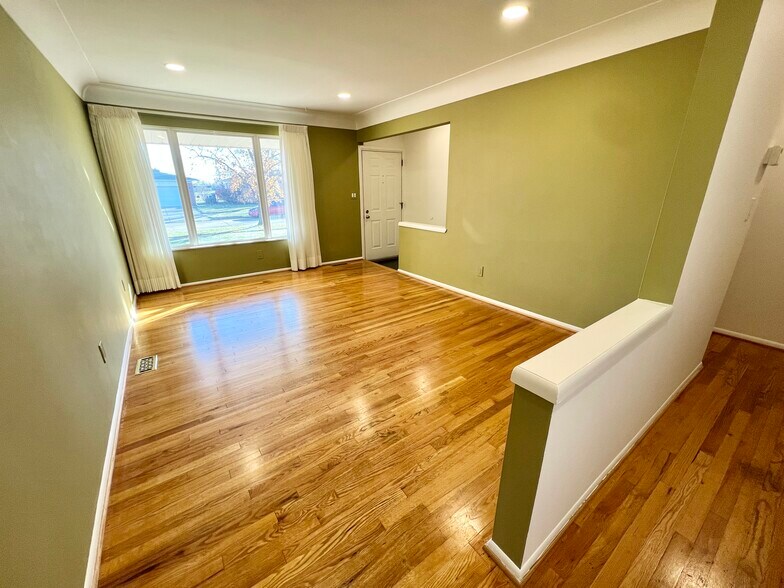 Building Photo - 30541 McGrath Dr