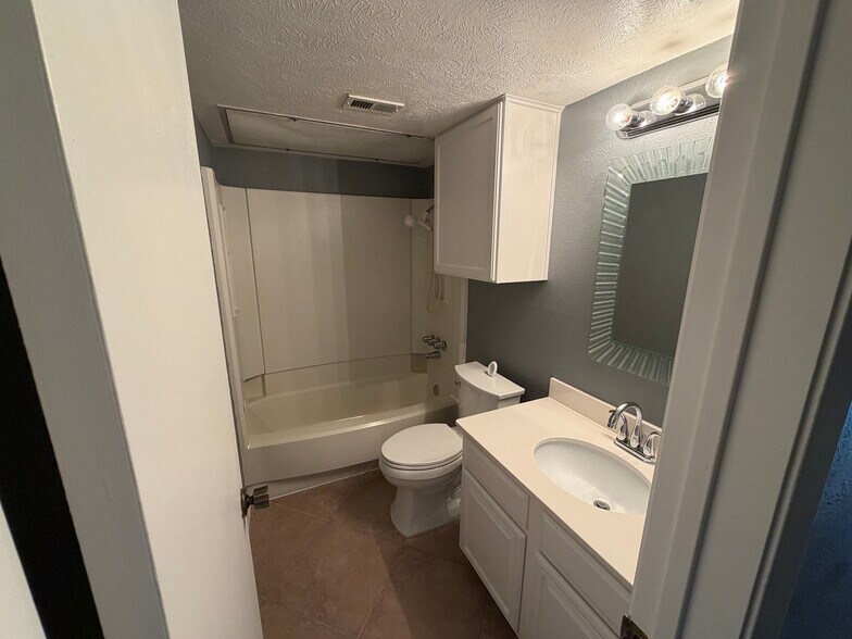 Building Photo - Room in Condo on Wedglea Dr