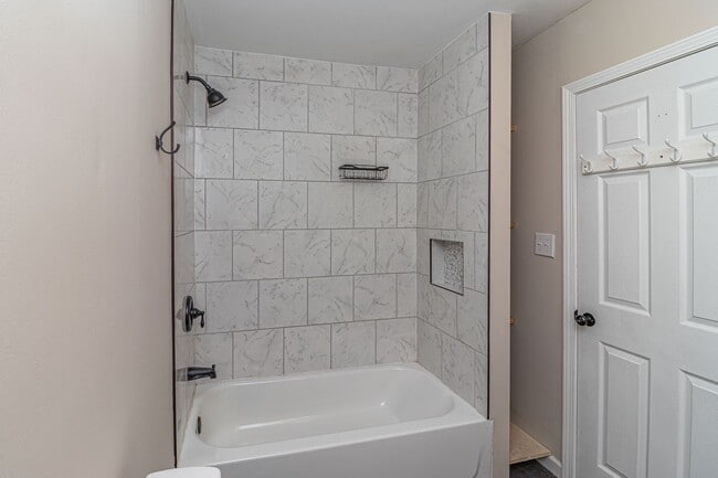 Building Photo - Cute 3 Bed/2 Bath Farmhouse!