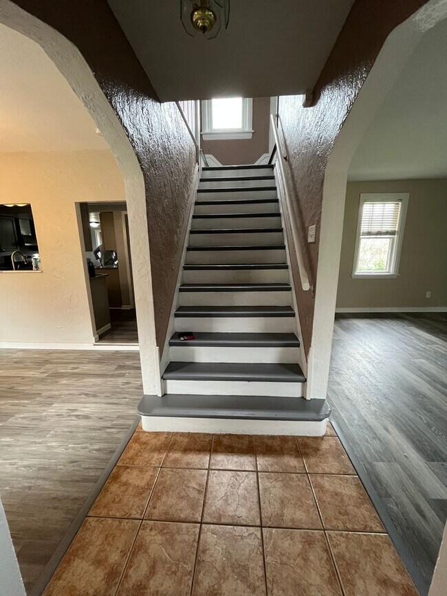 Building Photo - 5 bedroom available in the West Jefferson Hills School district!