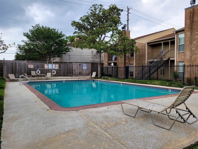 Building Photo - 700 Thicket Ln