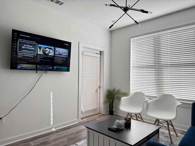 Building Photo - 525 Parkway Dr NE