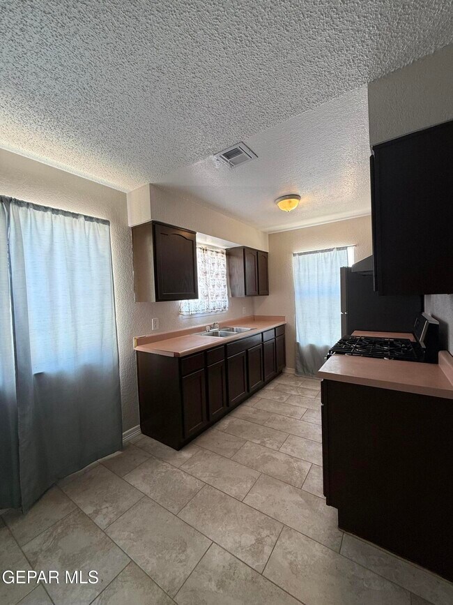 Building Photo - 955 Versailles Dr