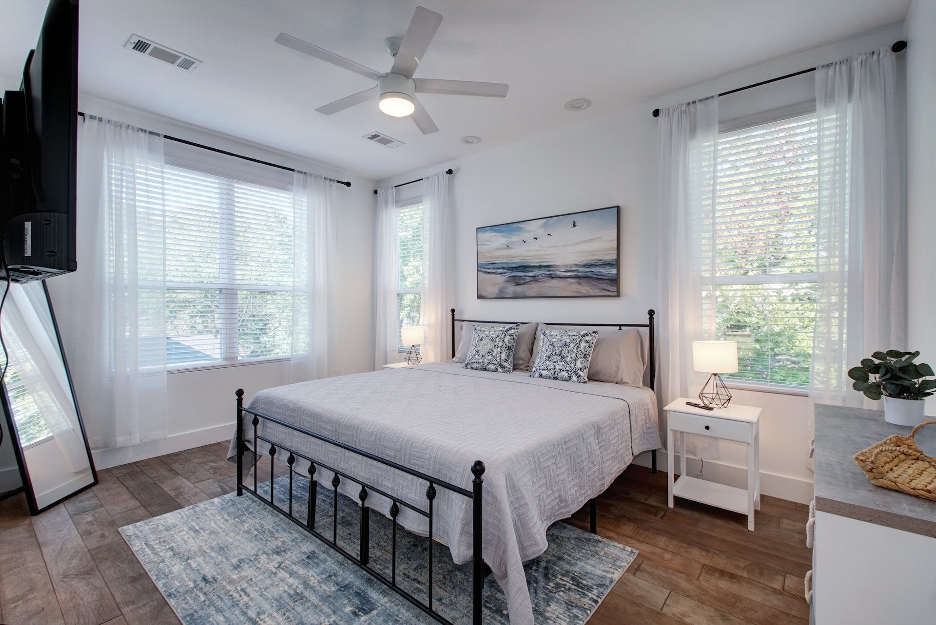 Master room - 413 W Odell St